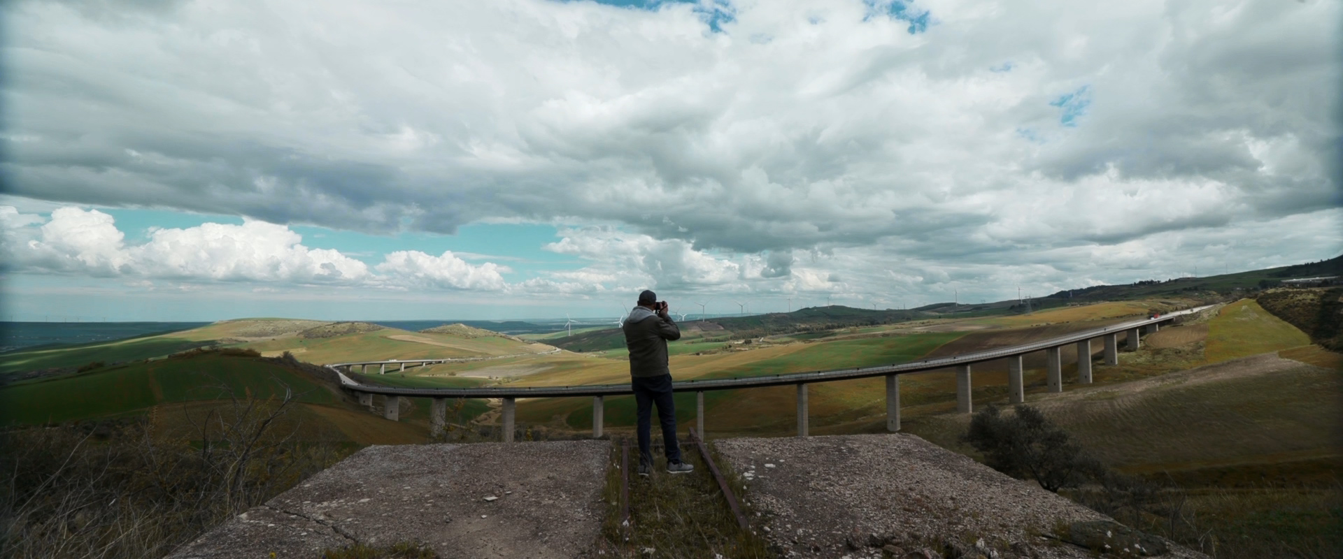 photographer in front of ladscape_simonedegasperis videomaker