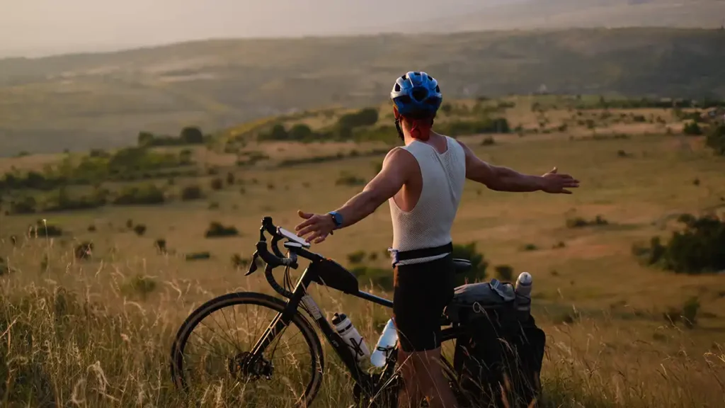 Ciclista che beve al tramonto durante un servizio fotografico outdoor di Simone De Gasperis.