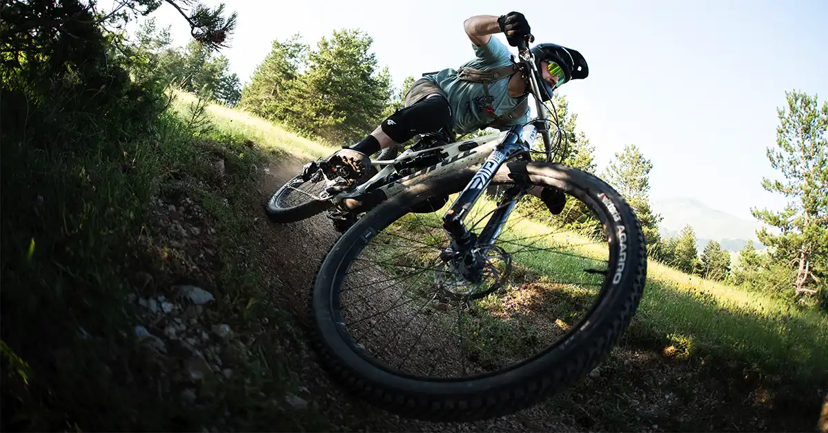 Mountain bike in azione su sentiero nel bosco durante un'escursione slle Ciclovie D'Abruzzo scattata da Simone De Gasperis