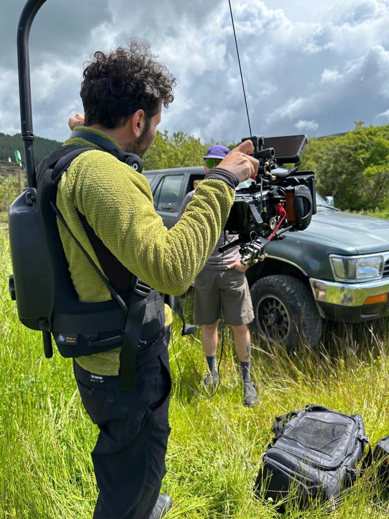 Simone De Gasperis utilizza attrezzatura professionale e gimbal per riprese video dinamiche in esterna