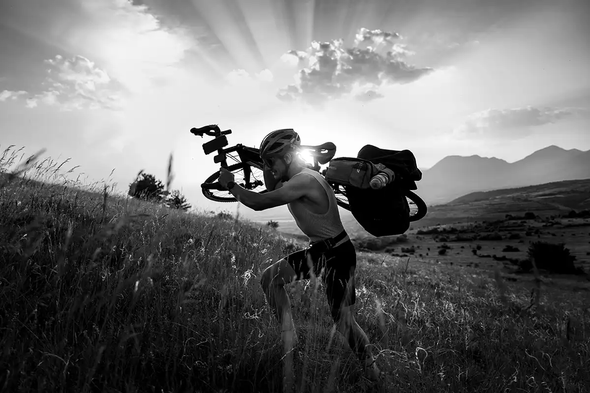 Fotografia d'azione di un ciclista impegnato in un percorso di bikepacking realizzata da Simone De Gasperis