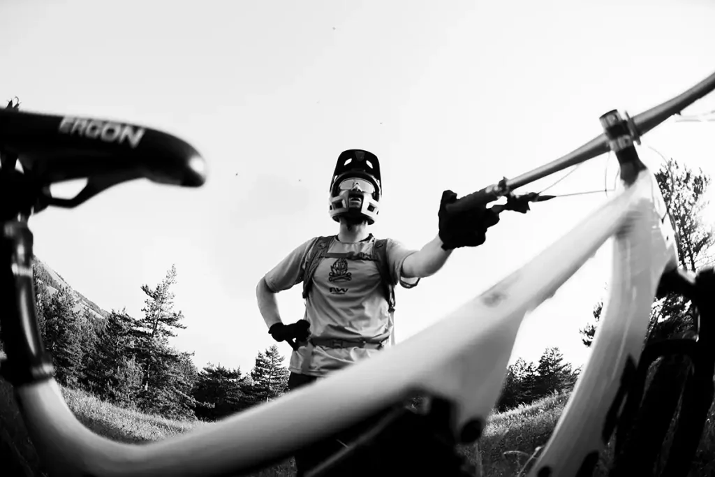 Fotografia d'azione di un ciclista impegnato in un percorso di bikepacking realizzata da Simone De Gasperis