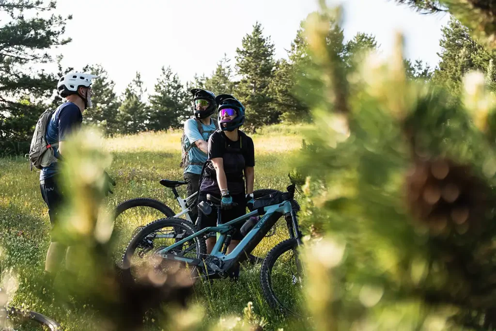 Fotografia d'azione di un ciclista impegnato in un percorso di bikepacking realizzata da Simone De Gasperis